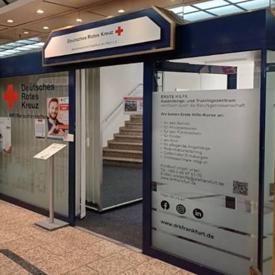 Eingang des DRK Standorts Erste Hilfe in einem Einkaufszentrum.