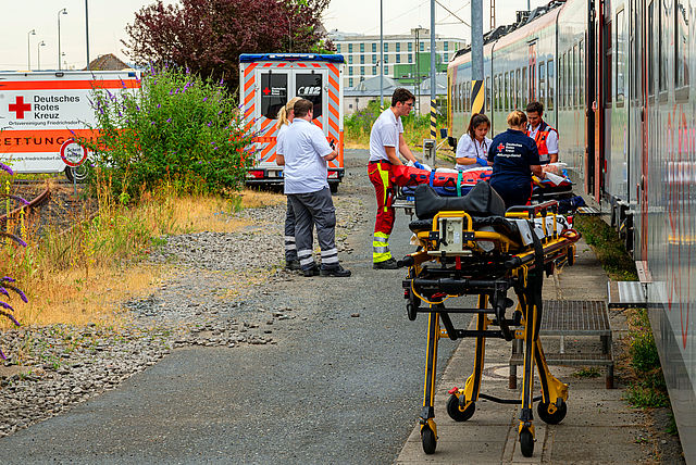 Verletzte Person im Gleis: realistische Unfalldarstellung.
