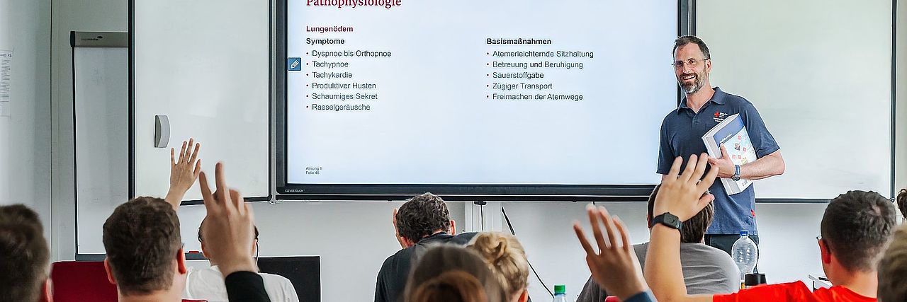 Auszubildende im Unterreicht zum*zur Notfallsanitäterin an der Rettungsdienstschule ZAS in Frankfurt.